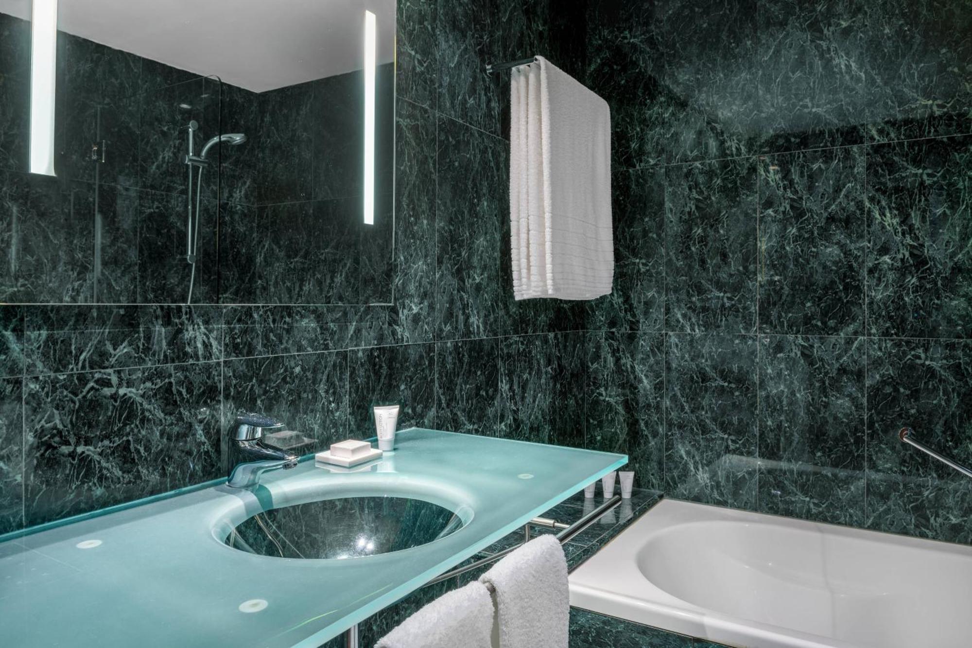 Ac Hotel Huelva By Marriott Bagian luar foto